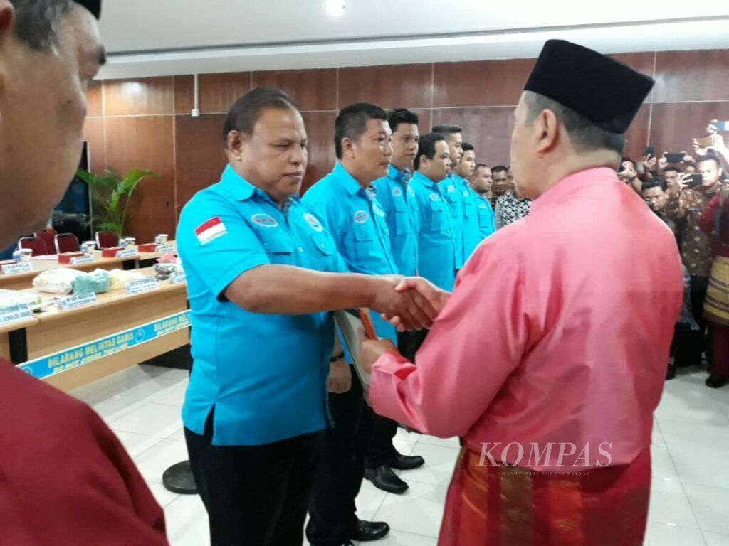 Gubernur Riau, Syamsuar (kanan) memberikan penghargaan kepada aparat BNN Riau yang berhasil menangkal beredarnya sabu di Riau pada acara ekspose penangkapan sabu di Kantor BNN Riau di Pekanbaru, Jumat926/4/2019)