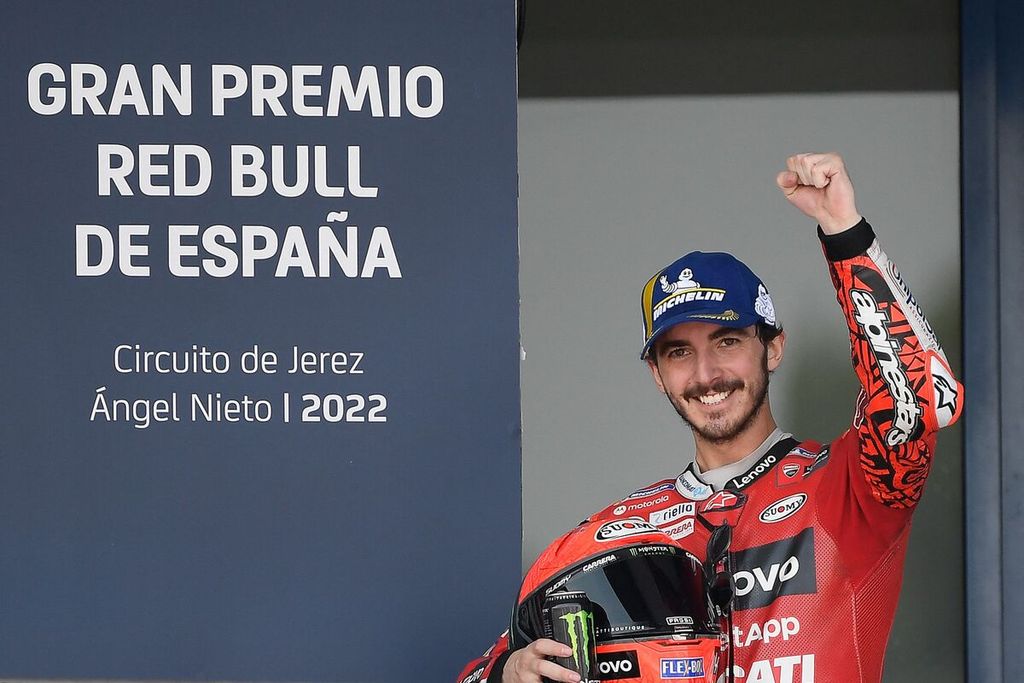 Ekspresi gembira pebalap Ducati Francesco Bagnaia setelah finis terdepan pada Grand Prix MotoGP Spanyol di Sirkuit Jerez-Angel Nieto di Jerez de la Frontera, Spanyol,  Minggu (1/5/2022). Bagnaia memberi kemenangan pertama pada tim pabrikan Ducati musim ini. 