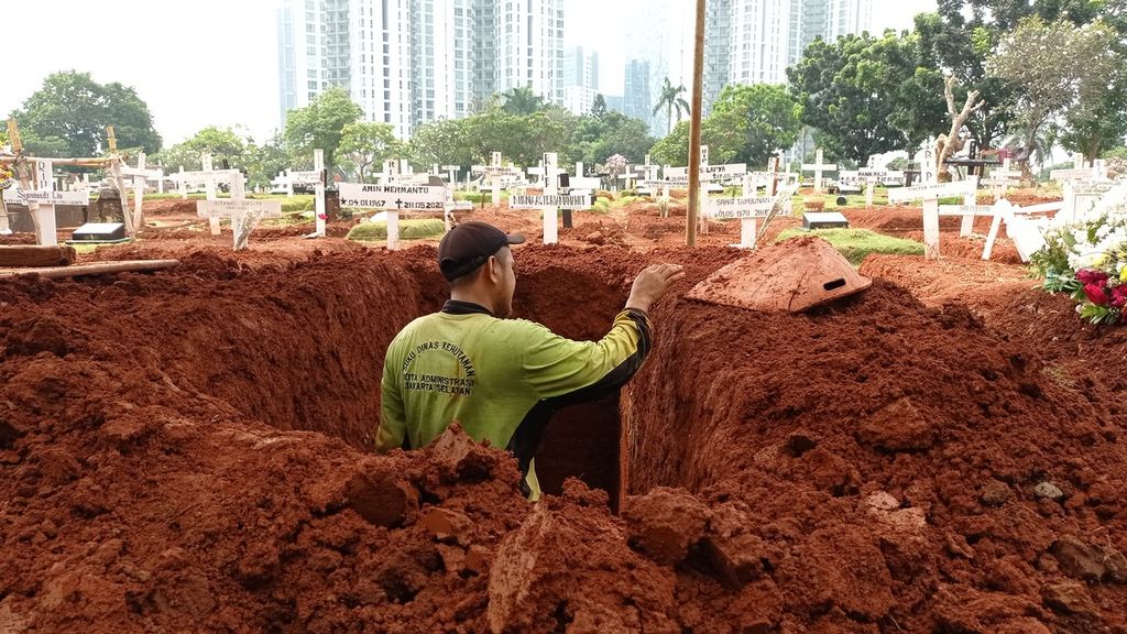 Petugas tengah menyiapkan petak makam baru di TPU Menteng Pulo, Kamis (8/6/2023).