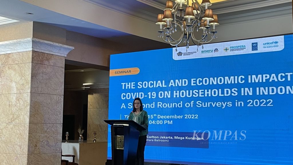 Wakil Residen UNDP di Indonesia Sujala Pant memberikan pidato dalam peluncuran hasil penelitian berjudul ”The Social and Economic Impact of Covid-19 on Households in Indonesia: A Second Round of Surveys in 2022”. Laporan itu dipublikasikan di Jakarta, Kamis (15/12/2022).