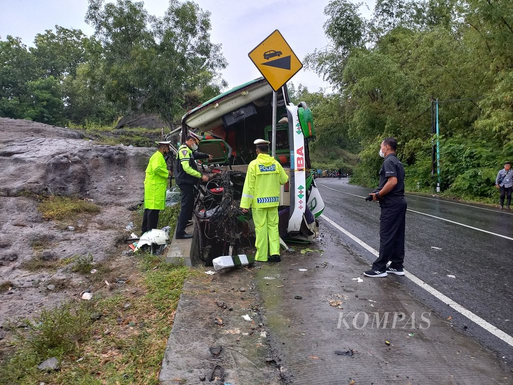 Kondisi bus pariwisata yang mengalami kecelakaan tunggal di Kecamatan Imogiri, Kabupaten Bantul, DIY, Minggu (6/2/2022) siang. 