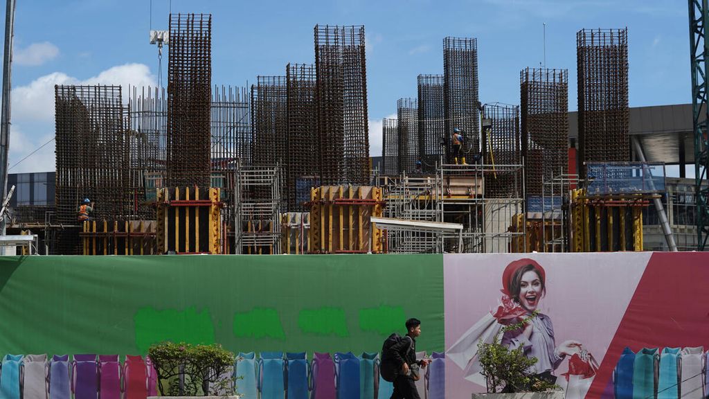 Pekerja merampungkan proyek superblok di Kota Bekasi, Jawa Barat, Selasa (7/3/2023). Berperan sebagai Ketua ASEAN 2023, Indonesia mengajak negara-negara Asia Tenggara menjadikan kawasan sebagai pusat pertumbuhan ekonomi dunia.