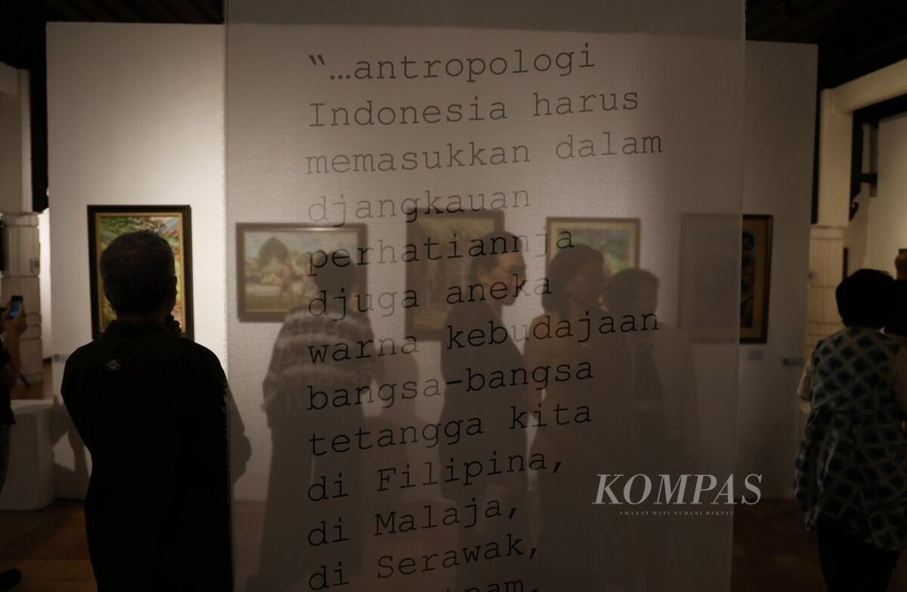 Suasana pembukaan pameran budaya dan seni Peringatan 100 Tahun Koentjaraningrat di Bentara Budaya Jakarta, Kamis (8/6/2023) malam. Dalam pameran tersebut, ditampilkan karya-karya lukisan, pemikiran, dan koleksi Koentjaraningrat, ilmuwan dan tokoh antropologi pertama Indonesia. 