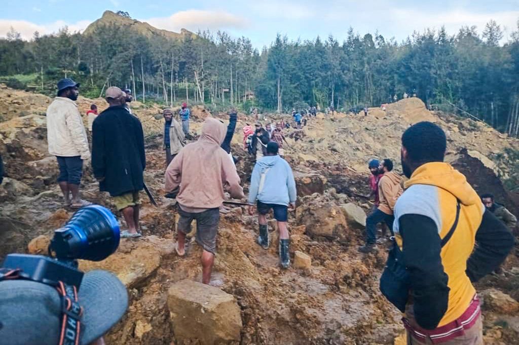 Residents gathered at the site of a landslide in Maip Mulitaka, Enga Province, Papua New Guinea, on Friday (24/5/2024). Officials and local residents expressed concerns over the high number of casualties resulting from the landslide.