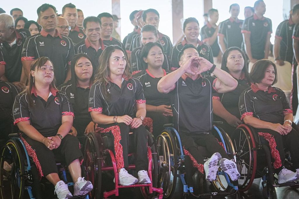 Kontingen Indonesia untuk Asian Para Games Hangzhou 2022 menghadiri acara pengukuhan dan pelepasan oleh Menteri Pemuda dan Olahraga Dito Ariotedjo di Pendopo Balai Kota Surakarta, Surakarta, Jawa Tengah, Minggu (15/10/2023).