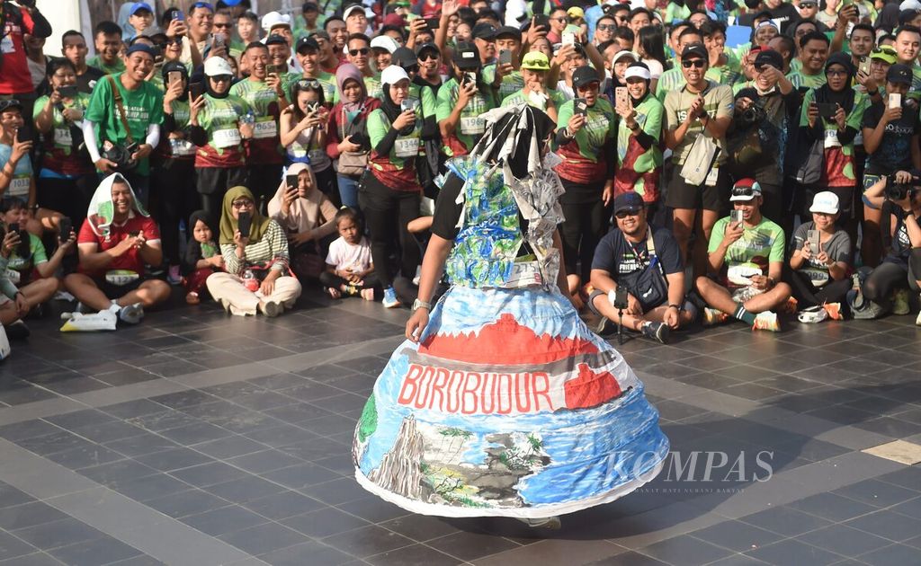 Peserta Bank Jateng Friendship Run dengan kostum unik di Alun-alun Surabaya, Surabaya, Jawa Timur, Minggu (23/7/2023).