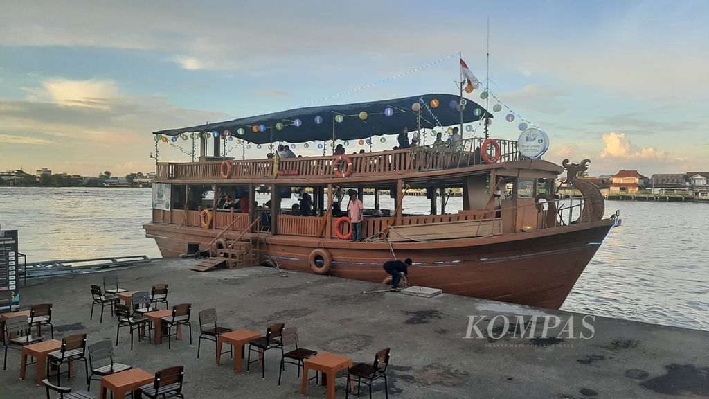 Salah satu kapal wisata di tepian Sungai Kapuas, Kota Pontianak, Kalimantan Barat, Minggu (26/3/2023).