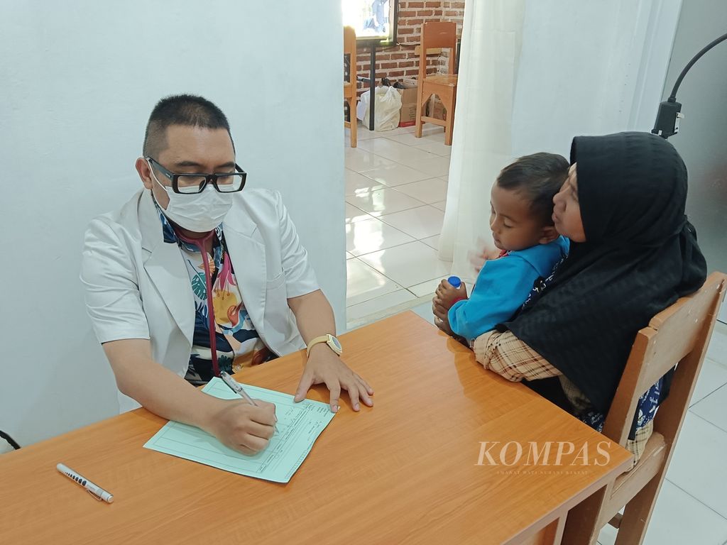 Dokter Seno Sulaksono memeriksa warga di Klinik Mitra Enviro, Desa Cihampelas, Kabupaten Bandung Barat, Jawa Barat, Sabtu (14/9/2024). 