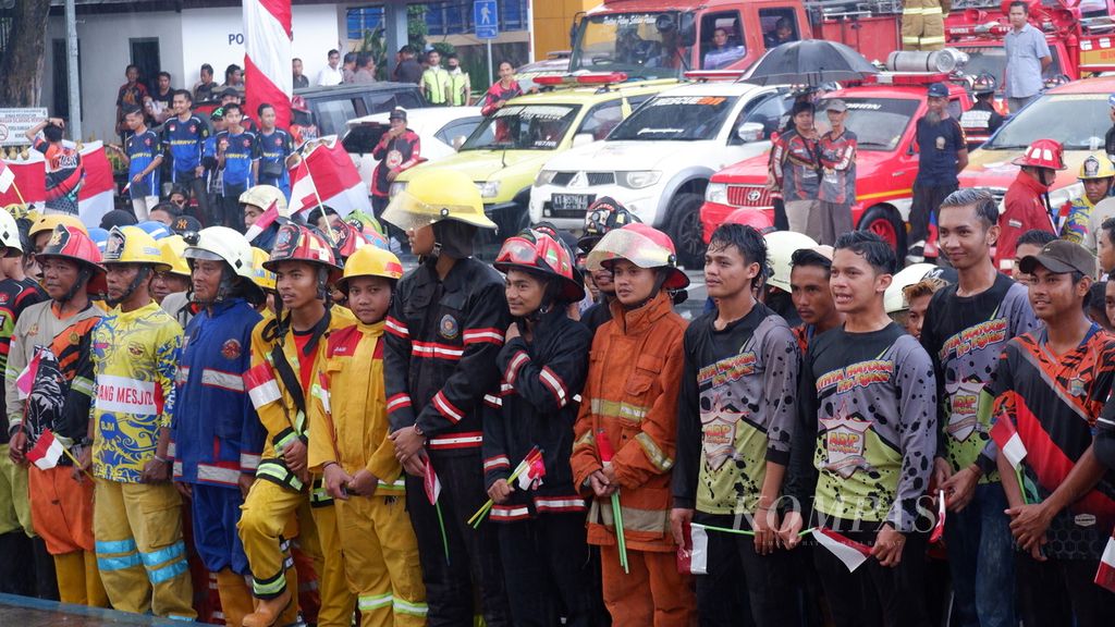 Anggota barisan pemadam kebakaran Kota Banjarmasin mengikuti apel deklarasi pemilu damai di Balai Kota Banjarmasin, Kalimantan Selatan, Rabu (10/1/2024). 