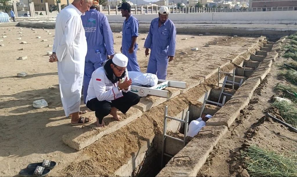 Jenazah Suharja Wardi Ardi, anggota jemaah haji Indonesia yang hilang sejak wukuf di Arafah, Mekkah, Arab Saudi, pada 27 Juni 2023, dikebumikan di pemakaman Syaraya, Mekkah, Selasa (18/7/2023). Suharja ditemukan wafat di ruang jenazah RS Mu'aisyim, Mina, Mekkah, Arab Saudi.