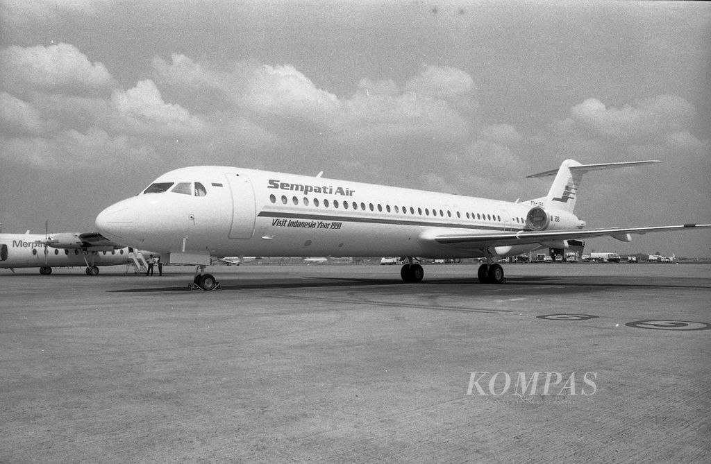 Pesawat jet swasta pertama jenis Pesawat Fokker F- 100 dengan kapasitas 103 penumpang pesanan Sempati Air Minggu (22/7/1990) di Bandara Soekarno-Hatta dari Amsterdam, Belanda. Pesawat yang dioperasikan oleh Sempati Air ini dijuluki Sempati Arrow ini merupakan pesawat penumpang jet swasta pertama yang beroperasi di wilayah udara Indonesia mulai 4 Agustus 1990.