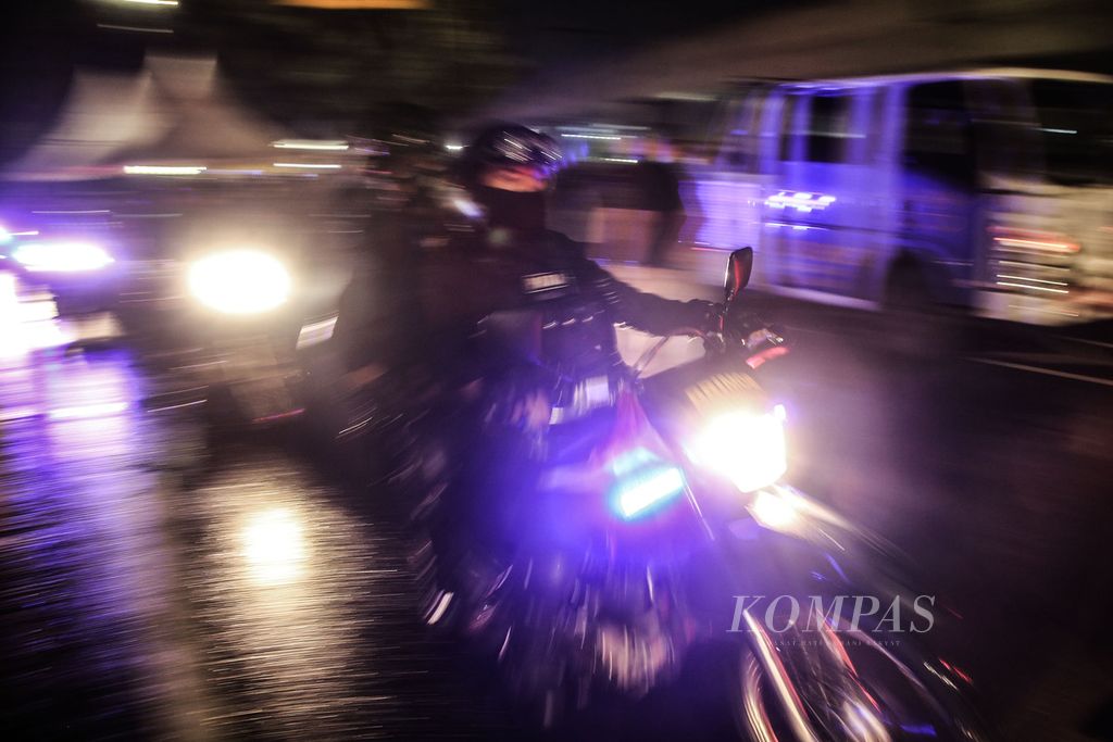Aparat kepolisian bersenjata lengkap berpatroli di Jalan CIputat Raya, Jakarta Selatan, Kamis (31/12/2020). 