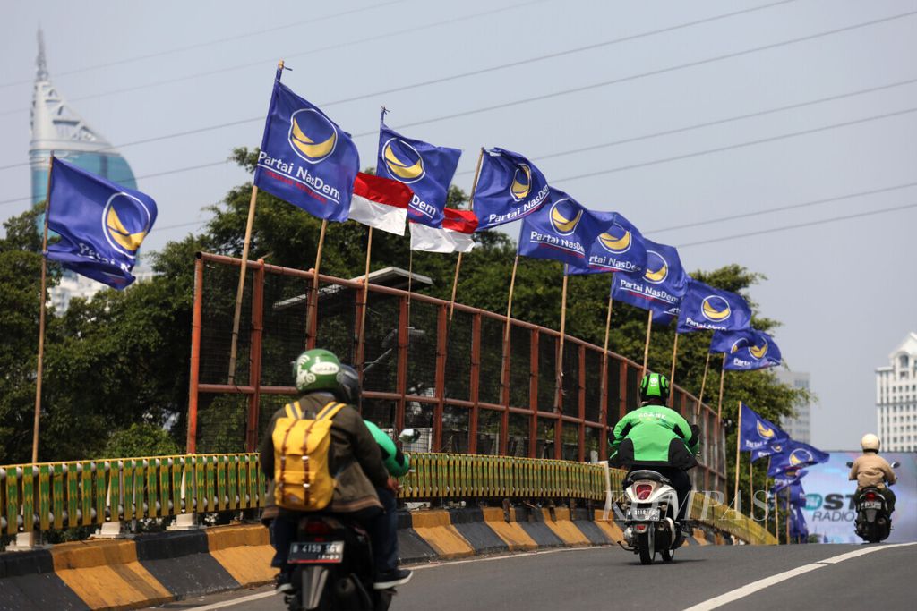 Menjelang pelaksanaan Kongres Partai Nasdem, bendera partai tersebut bertebaran di sejumlah titik di Jakarta, seperti di jembatan layang atau <i>flyover </i>Ladokgi, Senayan, Jakarta, Minggu (3/11/2019). 