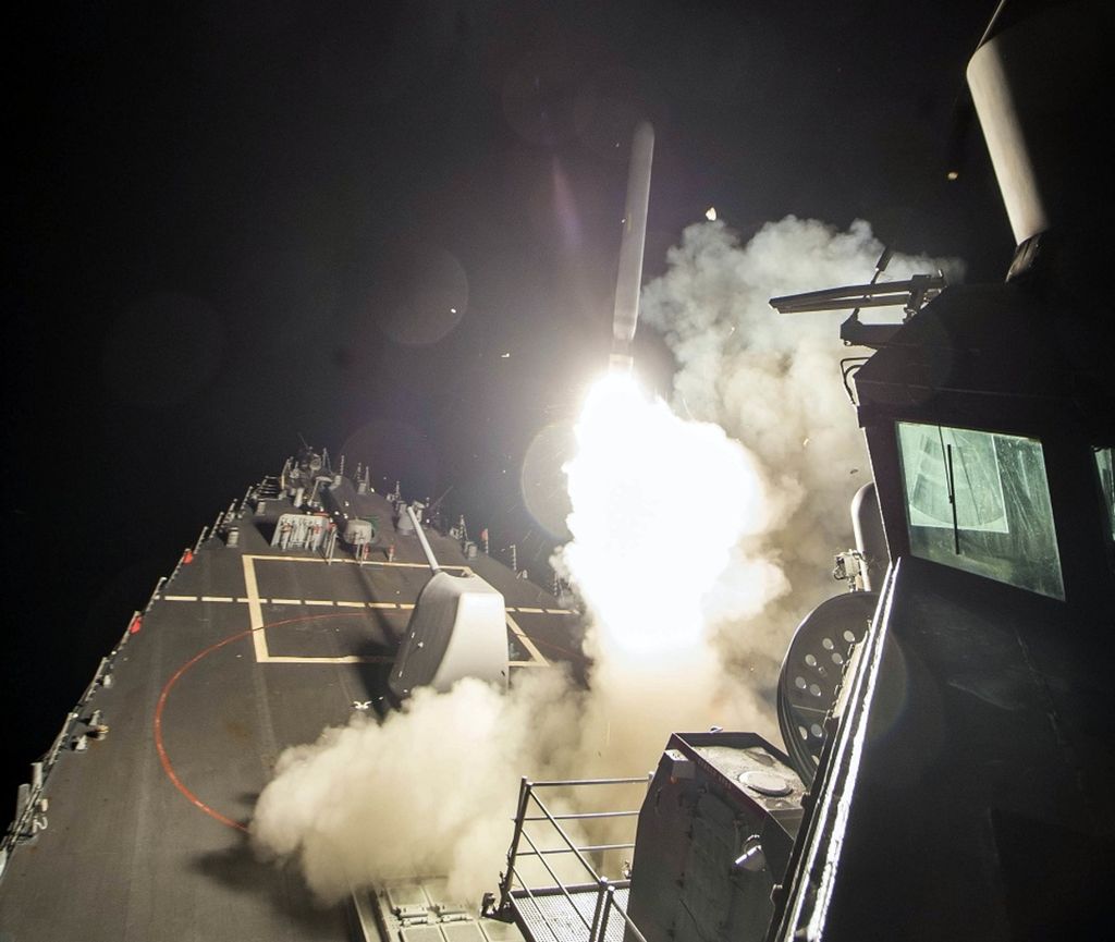 Dalam foto yang dirilis Angkatan Laut AS, kapal perang USS Ross menembakkan rudal Tomahawk dari Laut Tengah dengan sasaran Pangkalan Udara Shayrat yang dikontrol militer Suriah di Provinsi Homs, Suriah, Jumat (7/4). Laksamana Lisa Franchetti pernah menjadi komandan kapal perusak USS Ross.