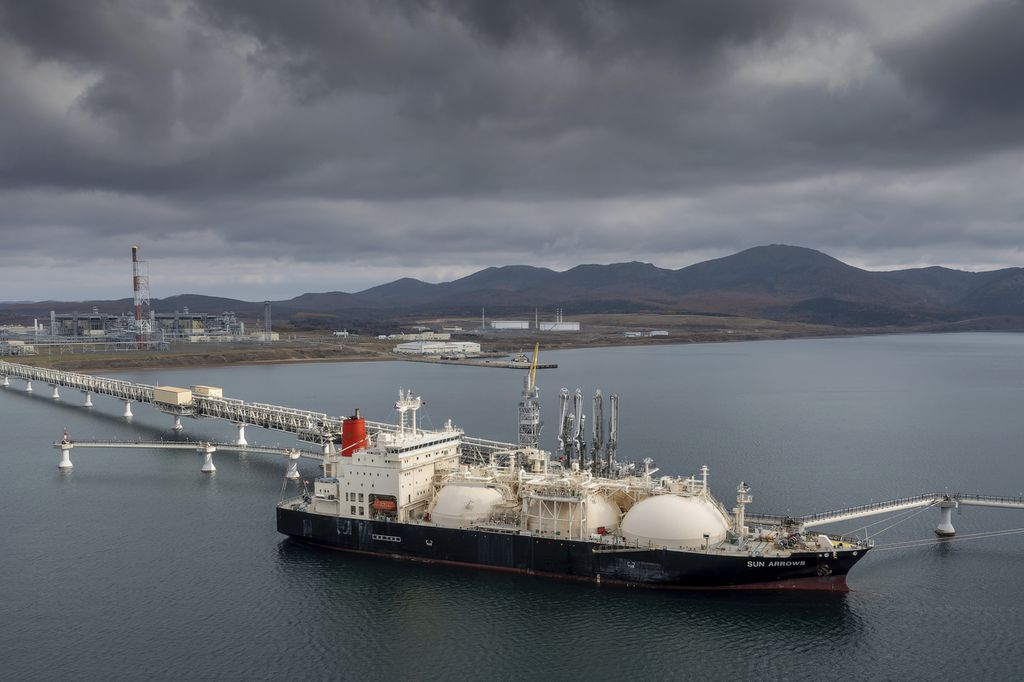 Kapal tanker Sun Arrows sedang mengisi gas alam cair dari Sakhalin-2 di Pelabuhan Prigorodnoye, Rusia, Jumat (29/10/2021). Laporan terbaru menyebutkan bahwa Rusia memasok minyak dan batu bara dalam volume yang besar ke India dan China selama musim panas di bandingkan periode yang sama pada tahun lalu. (AP Photo, File)