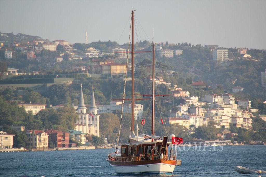 Sebuah kapal wisata melintas di Selat Bosphorus dengan latar belakang bangunan-bangunan yang tumbuh di bukit, Jumat (9/9) sore. Pemandangan cantik seperti itu dengan leluasa bisa dinikmati turis di kawasan Bebek, Istanbul, Turki.