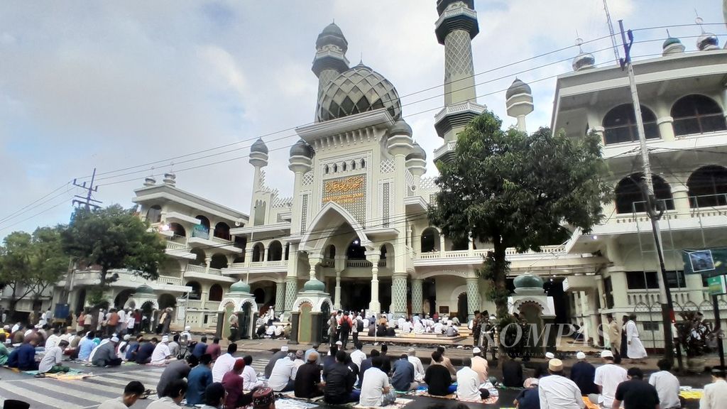 Ribuan warga Muslim melaksanakan shalat Idul Adha 1444 H di dalam dan halaman Masjid Agung Jami Kota Malang, Jawa Timur, Kamis (29/6/2023). Besarnya jemaah membuat sebagian dari mereka meluber hingga ke Alun-alun Kota Malang.