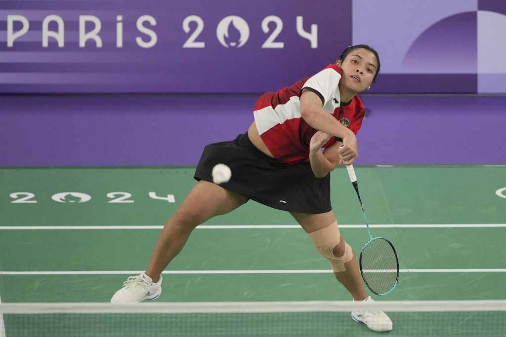 Pebulu tangkis Indonesia Gregoria Mariska Tunjung mengembalikan kok ke pemain Korea Selatan Kim Ga-eun pada laga babak 16 besar Olimpiade paris 2024 di La Chapelle Arena, Kamis (1/8/2024) waktu Paris. Gregoria menang dengan skor 21-4, 8-21, 23-21.