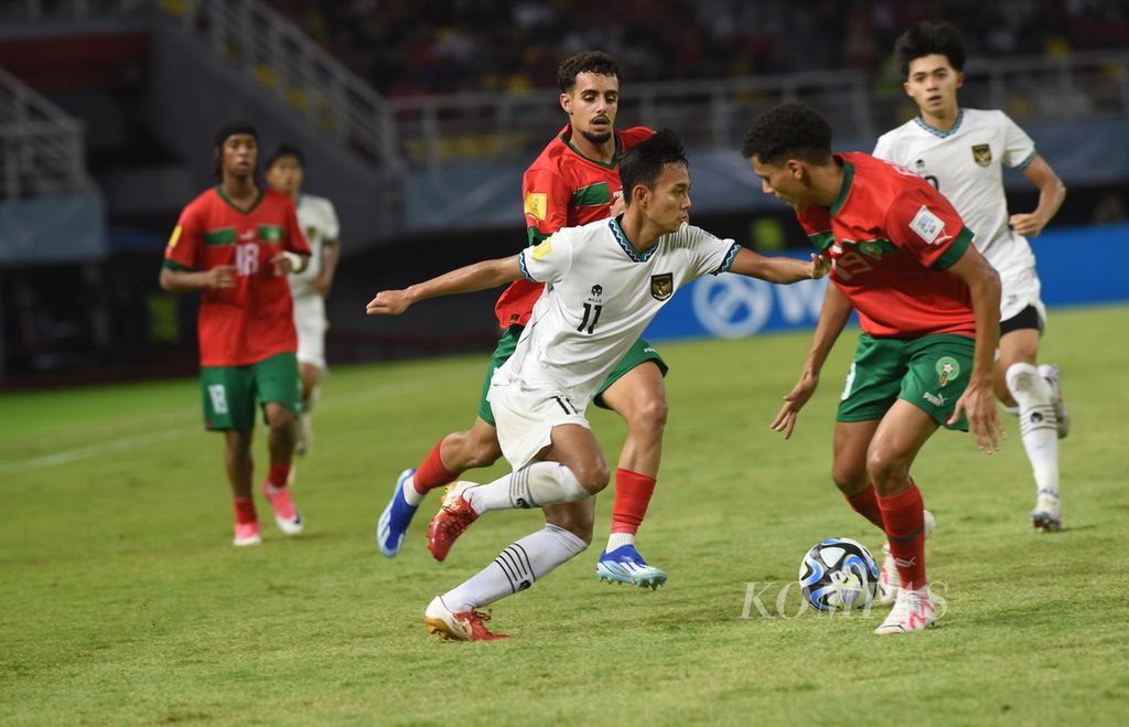 Pemain Indonesia, Riski Afrisal, bersuaha melewati penjagaan ketat pemain Maroko dalam laga Grup A Piala Dunia U-17 2023 di Stadion Gelora Bung Tomo, Surabaya, Kamis (16/11/2023). 