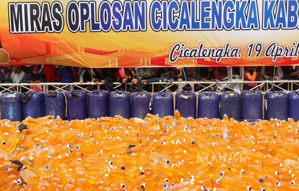 Sejumlah warga menyaksikan pemusnahan puluhan ribu botol minuman oplosan dan minuman keras berbagai merek di Alun-alun Cicalengka, Kabupaten Bandung, Jawa Barat, Kamis (19/4/2018). 