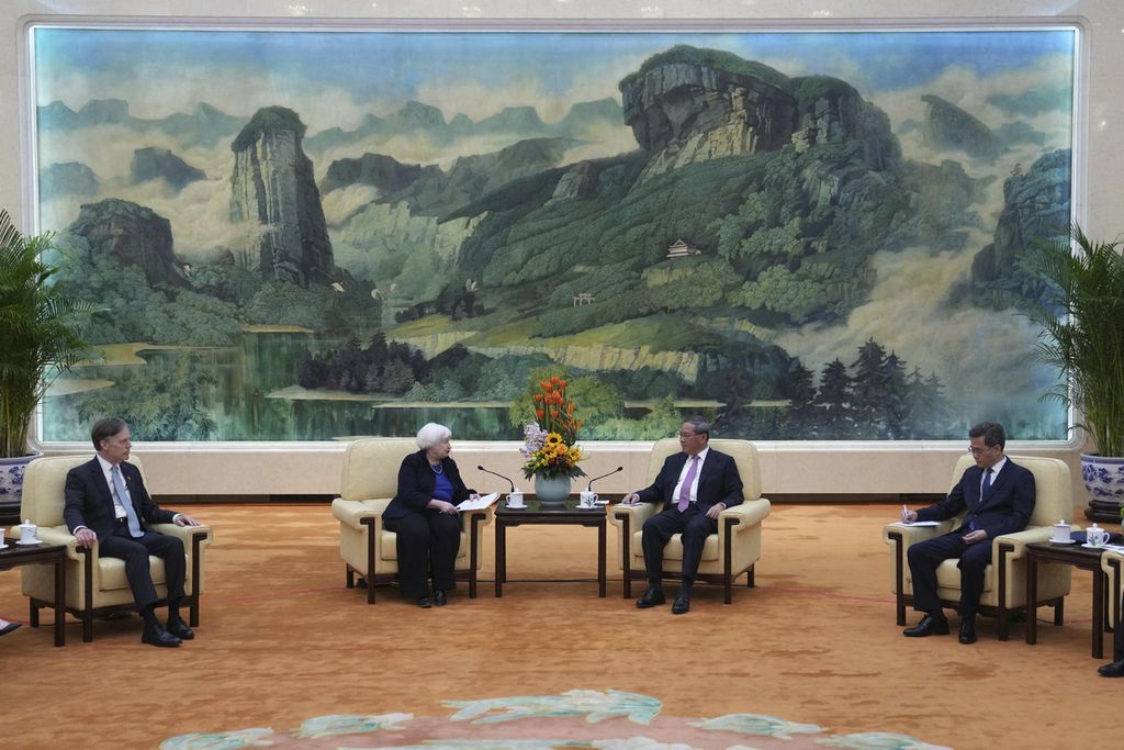 Menteri Keuangan Amerika Serikat Janet Yellen (kedua dari kiri) bertemu Perdana Menteri China Li Qiang (kedua dari kanan) di Aula Besar Rakyat di Beijing, China, 7 April 2024. 