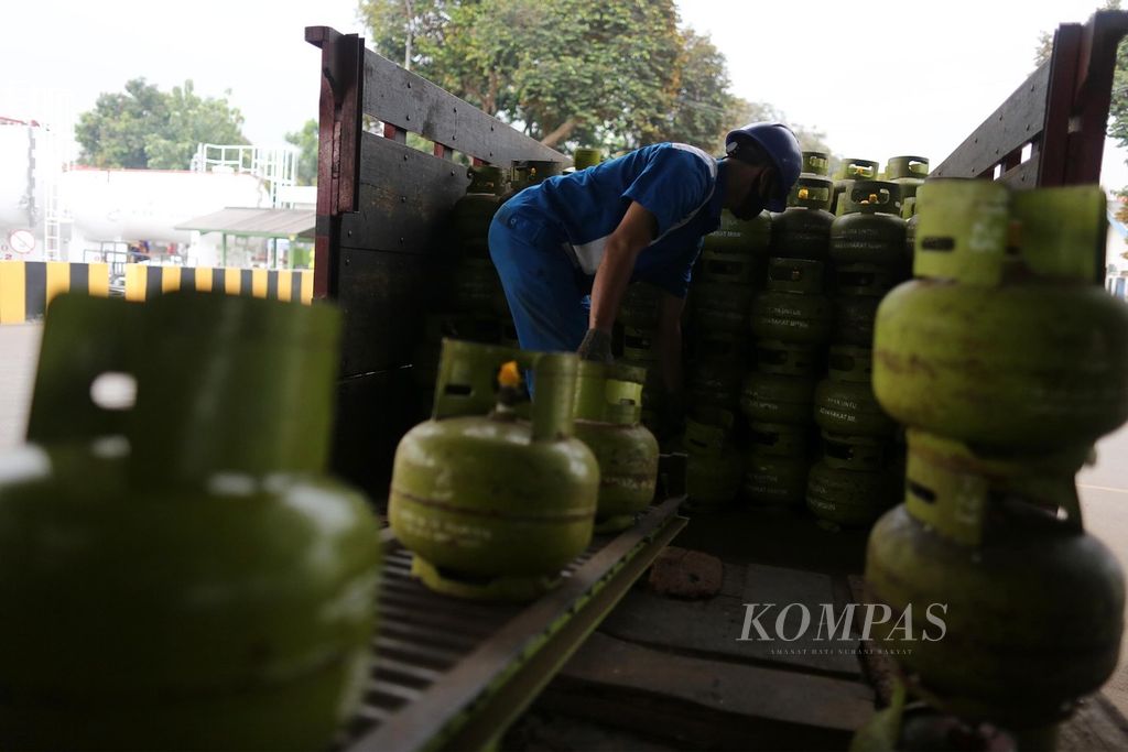 Tabung elpiji 3 kilogram bersubsidi yang telah diisi ulang di Stasiun Pengisian Bulk Elpiji (SPBE) PT Sadikun Gas, Kembangan, Jakarta, dinaikkan kembali ke atas truk untuk dikirim ke distributor, Kamis (2/7/2020).