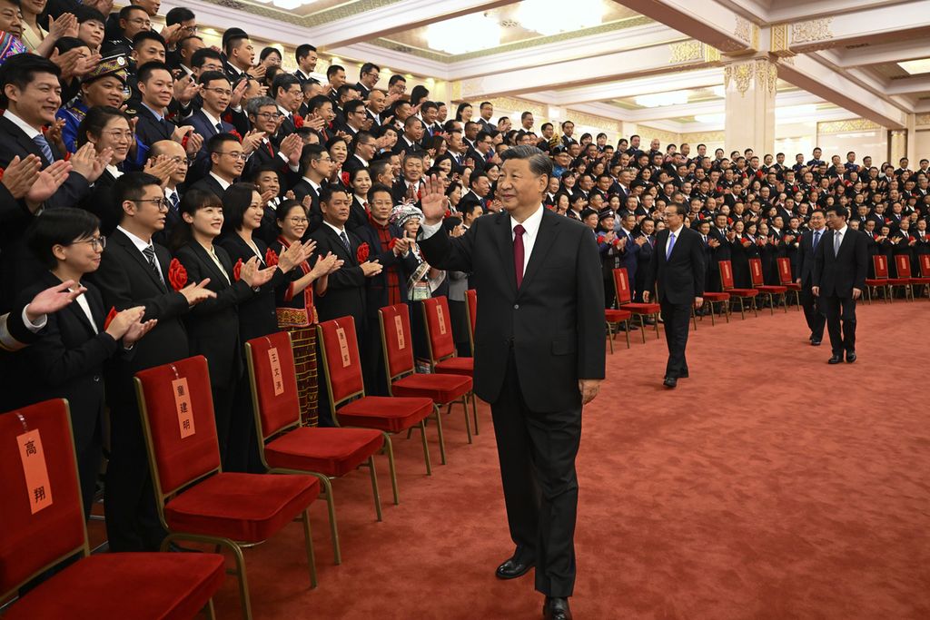 Presiden China Xi Jinping (tengah) dan Perdana Menteri China Li Keqiang bertemu dengan para perwakilan pegawai negeri sipil saat upacara penghargaan nasional di Aula Besar Rakyat di Beijing, 30 Agustus 2022. 