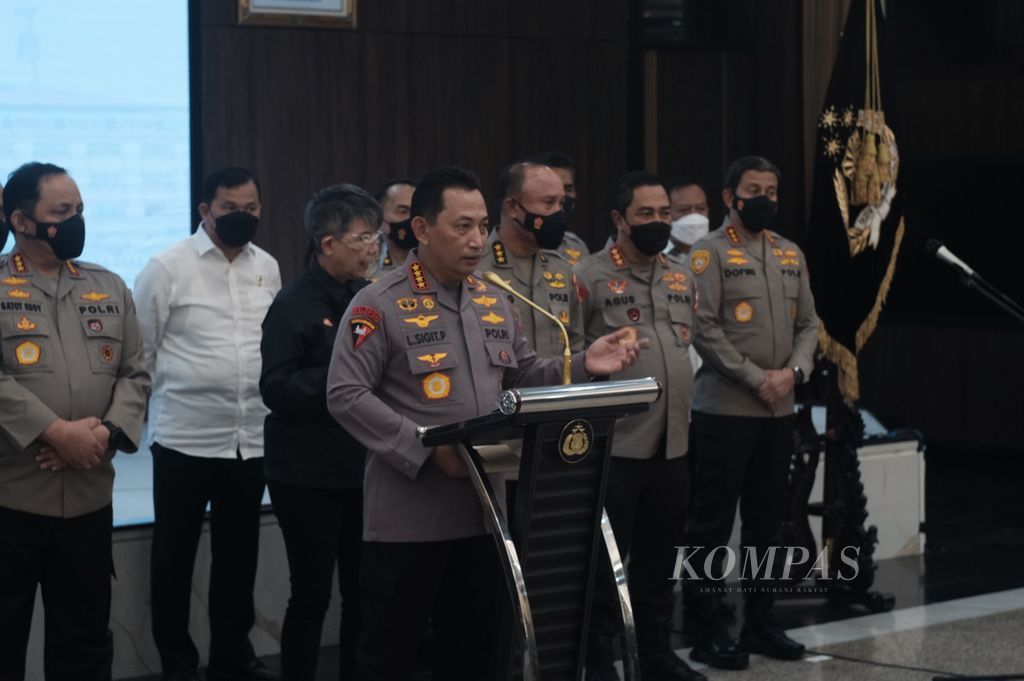 Kapolri Jenderal (Pol) Listyo Sigit Prabowo saat memberi keterangan terkait dengan tersangka baru penembakan Brigadir J, di Mabes Polri, Selasa (9/8/2022).