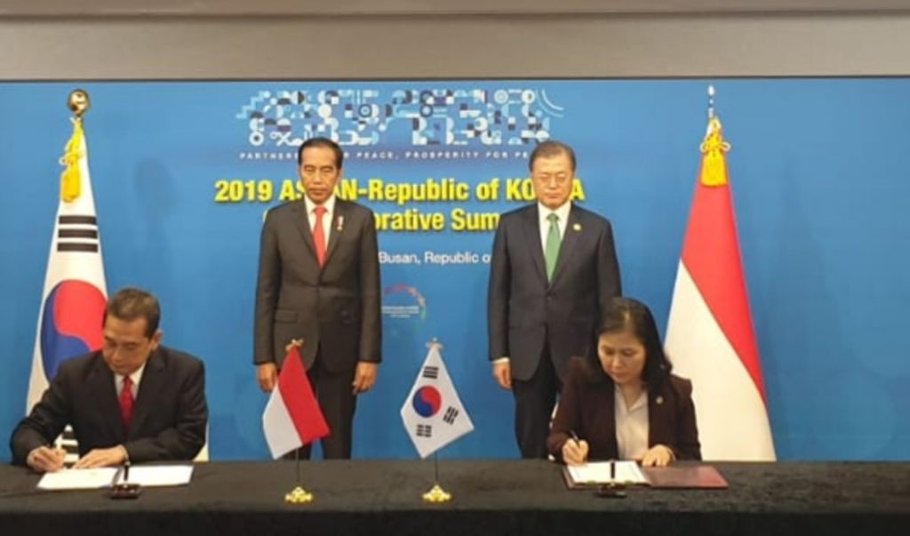 Menteri Perdagangan RI Agus Suparmanto (kiri) dan Menteri Perdagangan Korea Selatan Yoo Myung-hee menandatangani Kesepakatan Kerja Sama Ekonomi Komprehensif Indonesia-Korea Selatan (IK-CEPA), Senin (25/11/2019), di Busan, Korea Selatan. Penandatanganan itu disaksikan Presiden RI Joko Widodo (kiri) dan Presiden Korea Selatan Moon Jae-in di sela-sela Konferensi Tingkat Tinggi (KTT) Peringatan 30 Tahun Hubungan Kemitraan ASEAN-Korea Selatan.