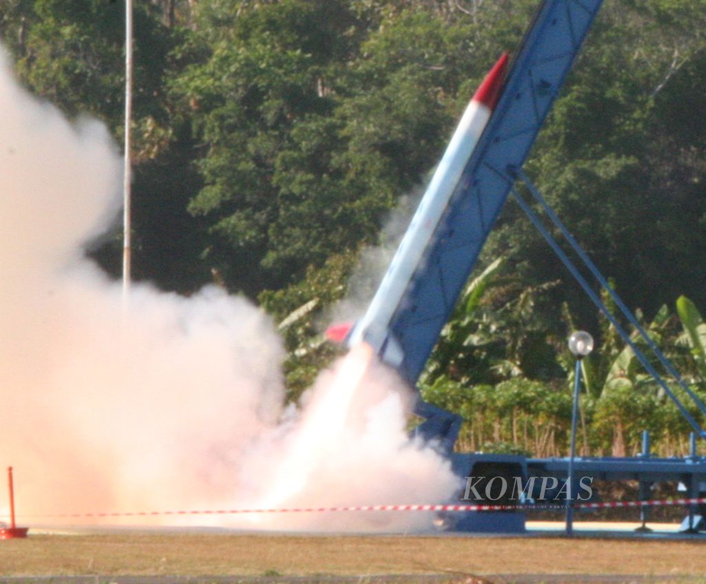 RX-320 roket LAPAN bergaris tengah 320 mm mulai meluncur dalam uji peluncuran di Pameungpeuk, Garut, Jawa Barat, Rabu (2/7/2008).