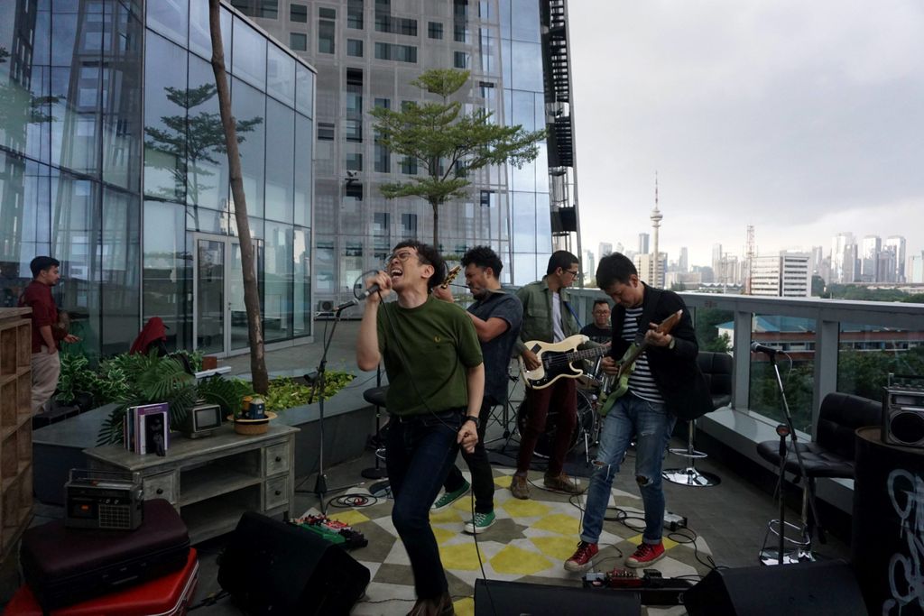 Aksi band The Brandals di acara Rooftop Gigs yang diadakan di Menara Kompas Jakarta pada Kamis (16/1/2020).