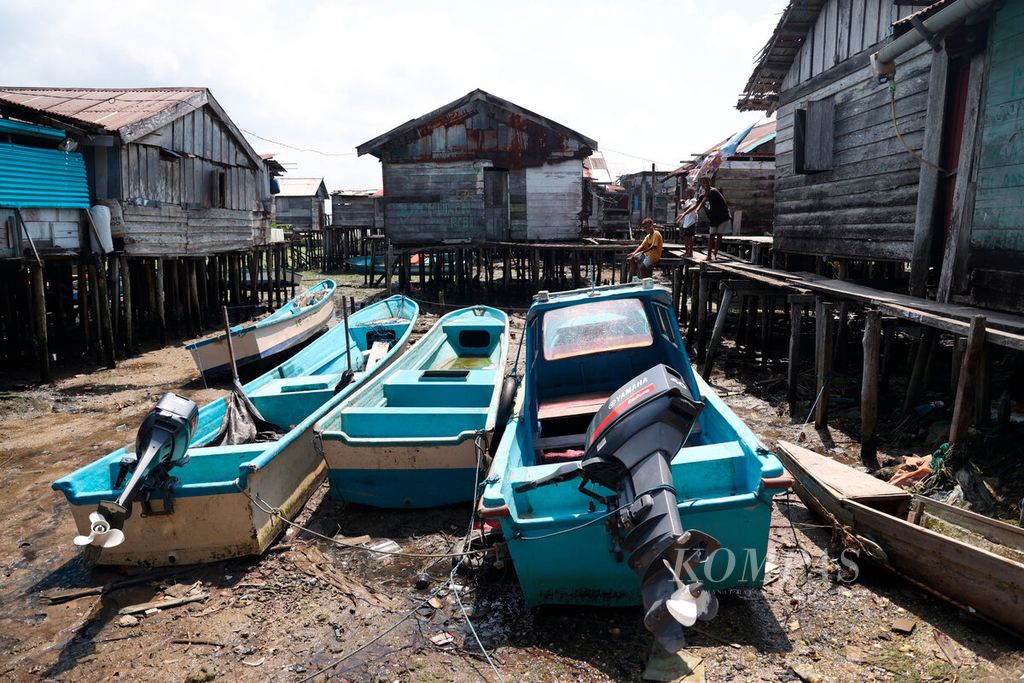 Kapal yang kandas saat air surut di sekitar rumah warga di Kampung Nelayan Siwalima, Kecamatan Pulau-pulau Aru, Kabupaten Kepulauan Aru, Maluku, Kamis (21/9/2023).