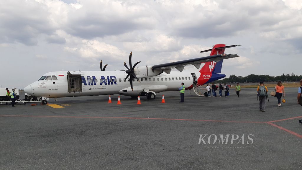 Penumpang naik ke pesawat NAM Air di Bandara Internasional Syamsudin Noor di Banjarbaru, Kalimantan Selatan, Sabtu (10/8/2019). Pesawat jenis ATR 72-600 itu terbang langsung dari Banjarmasin menuju Pontianak.