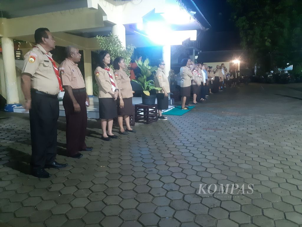 Suasana apel pagi di SMAN 1 Kota Kupang, Nusa Tenggara Timur pada Rabu (1/3/2023). Belum banyak guru yang hadir tepat waktu. Pemerintah Provinsi NTT memberlakukan jam belajar mulai pukul 05.30.