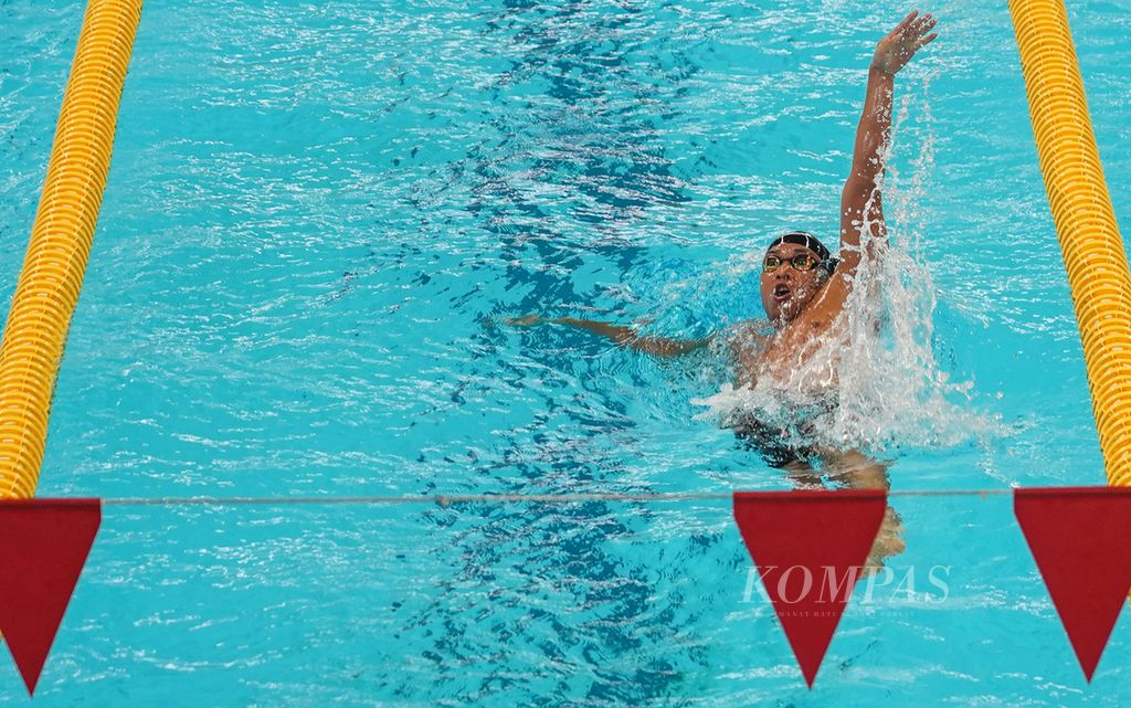 Farrel Armandio Tangkas berlaga di nomor 200 meter gaya punggung putra <i>time trial </i>yang digelar Persatuan Renang Seluruh Indonesia (PRSI) di Arena Akuatik Komplek Gelora Bung Karno, Jakarta, Kamis (21/4/2022). 