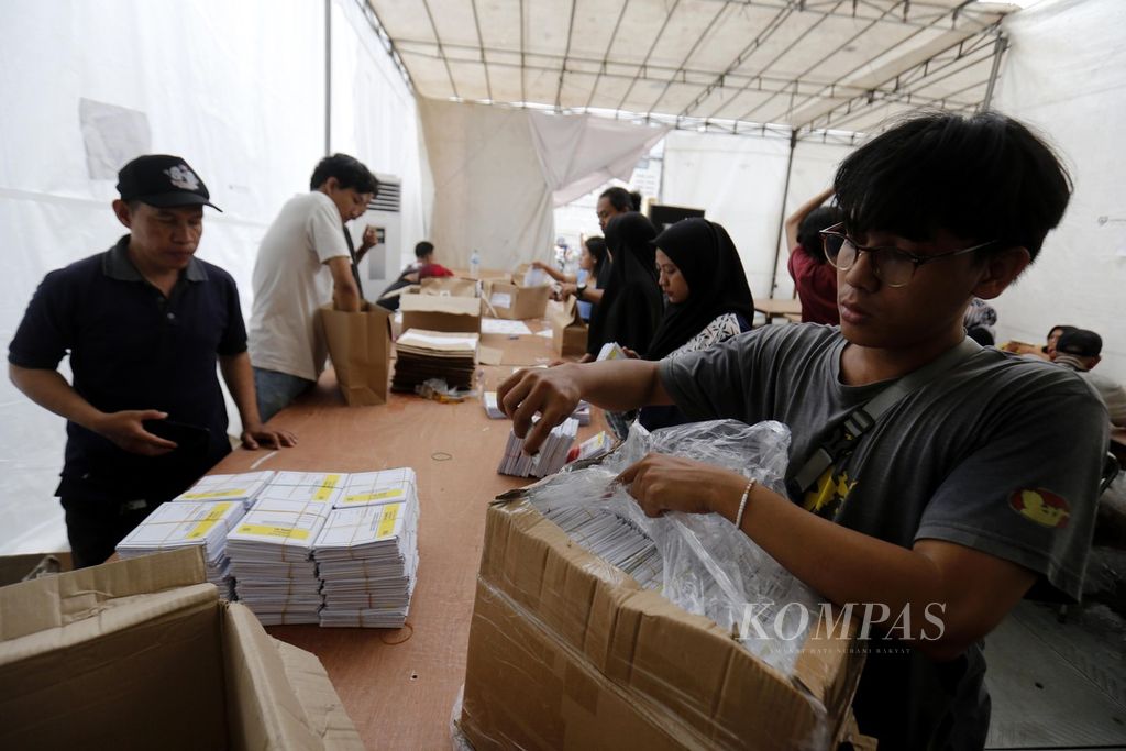 Petugas membagi kelengkapan logistik Pemilu 2024 sebelum dimasukkan ke dalam kotak suara di gudang logistik pemilu KPU Kota Tangerang Selatan di kawasan Serpong, Tangsel, Banten, Kamis (1/2/2024). 