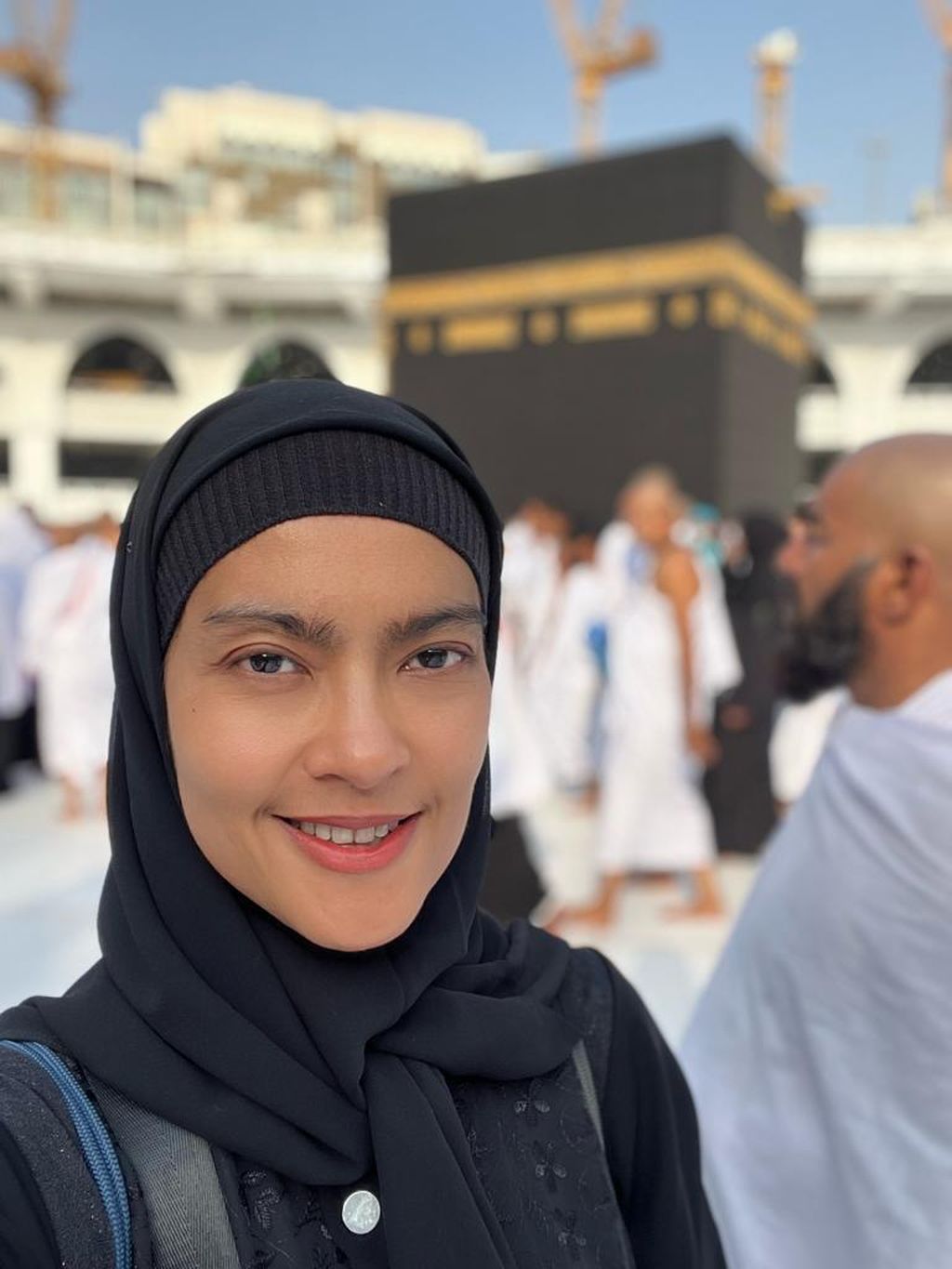 Lola Amaria saat menunaikan ibadah haji di Mekkah, Arab Saudi, Juni 2023.