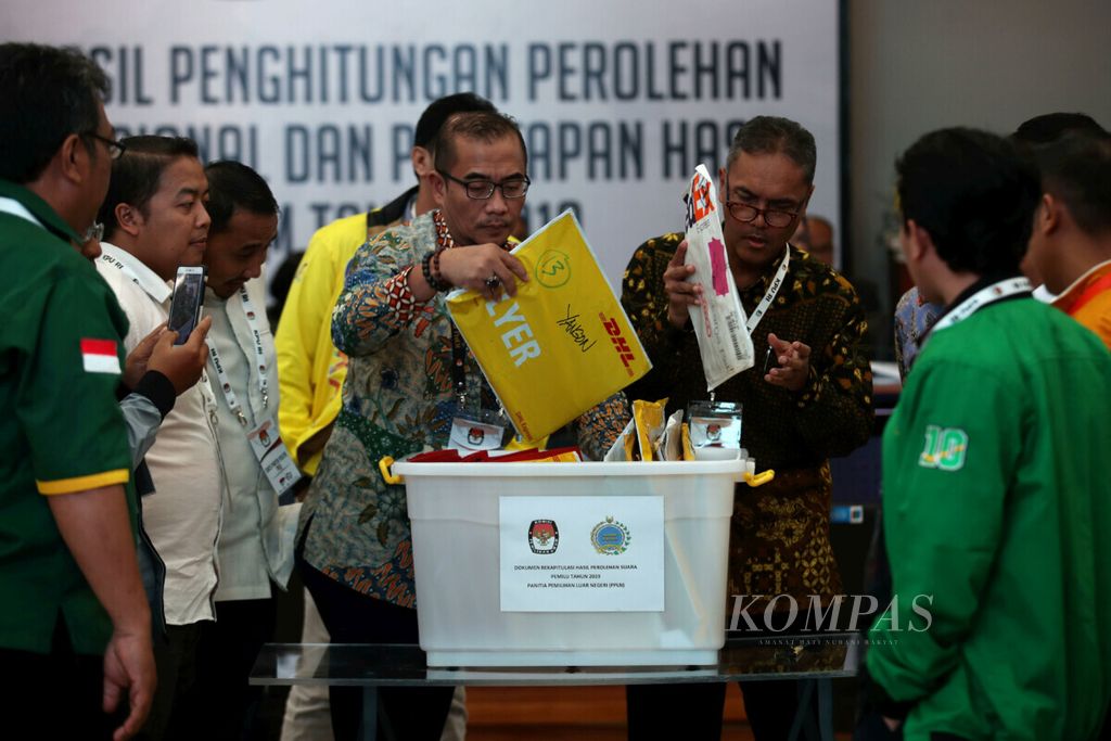 Officials, witnessed by witnesses, opened documents received by KPU during the National Recapitulation Open Plenary Meeting of the 2019 Foreign Election Vote Count Results at the KPU office in Jakarta on Saturday (4/5/2019).