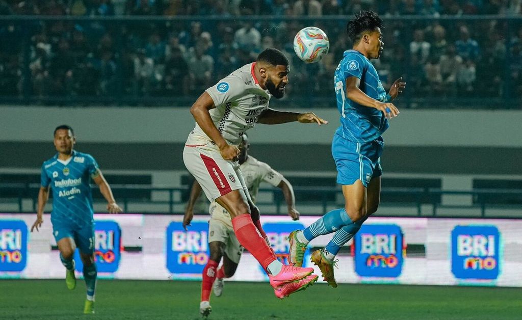 Pemain Bali United, Jefferson Mateus de Assis Estacio (kiri), menyundul bola pada laga BRI Liga 1 antara Persib Bandung dan Bali United di Stadion Gelora Bandung Lautan Api, Kota Bandung, Jawa Barat, Kamis (3/8/2023).
