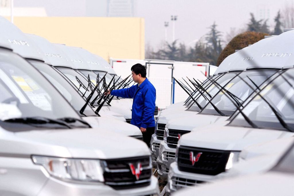 Seorang pekerja tengah memeriksa kendaraan di pabrik mobil Wuling Motors di Qingdao, Shandong. Foto diambil pada 1 Maret 2023.