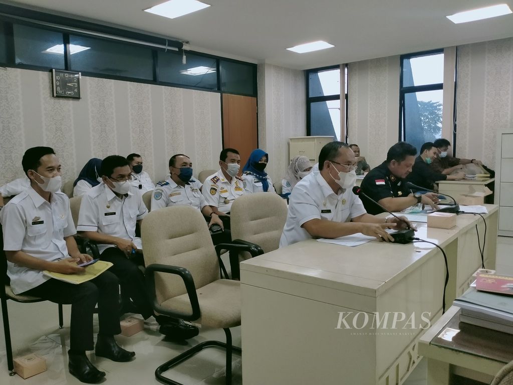 Pelaksana Tugas Kepala Dinas ESDM Lampung Hery Sadli saat rapat dengar pendapat bersama Komisi IV DPRD Lampung di Bandar Lampung, Kamis (31/3/2022).