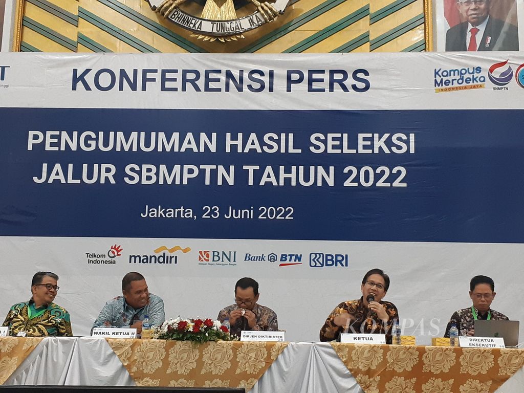 Ketua LTMPT Mochamad Ashari (kedua dari kanan) memaparkan pengumuman SBMPTN 2022 di Jakarta, Kamis (23/6/2022). Sebanyak 192.810 peserta lulus jalur masuk SBMPTN 2022.