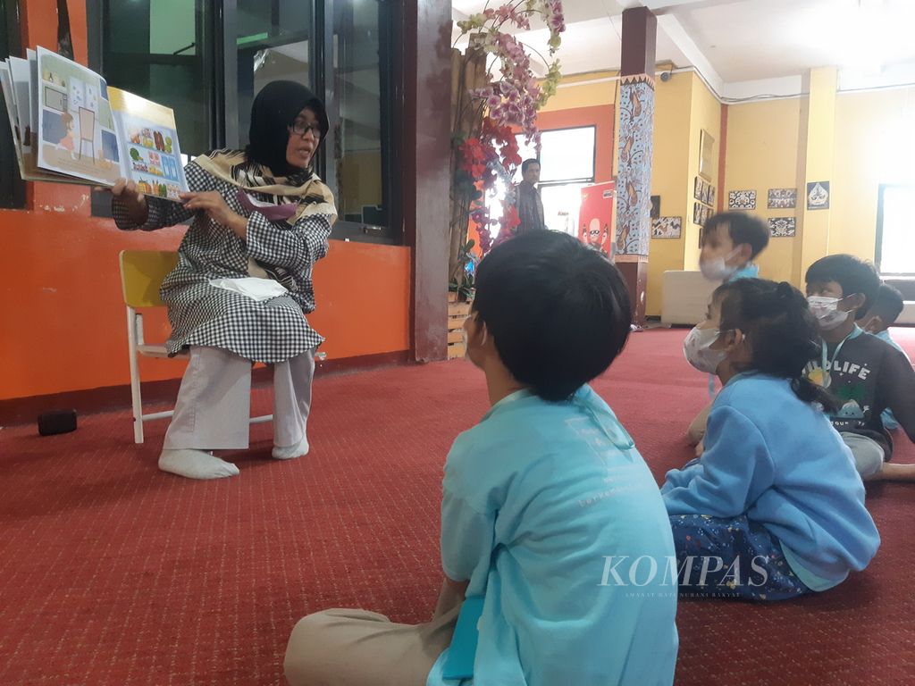 Sejumlah peserta didik TK ABC Montessori mengikuti kelas <i>story telling</i> di Perpustakaan 400 Kota Cirebon, Jawa Barat, Selasa (17/1/2023). Selain tempat membaca buku, perpustakaan daerah itu juga menyiapkan kelas bercerita, membuat kerajinan, hingga kelas merajut.