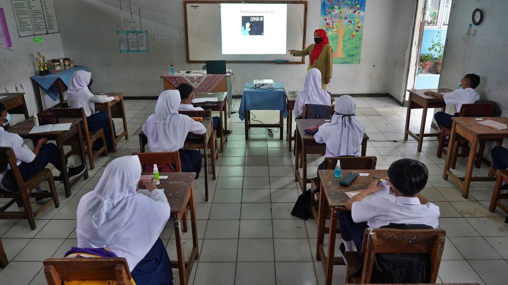 Suasana kelas VII SMP Negeri 15 Kota Bogor, Jawa Barat, ketika pelaksanaan uji coba pembelajaran tatap muka (PTM), Senin (31/5/2021). 
