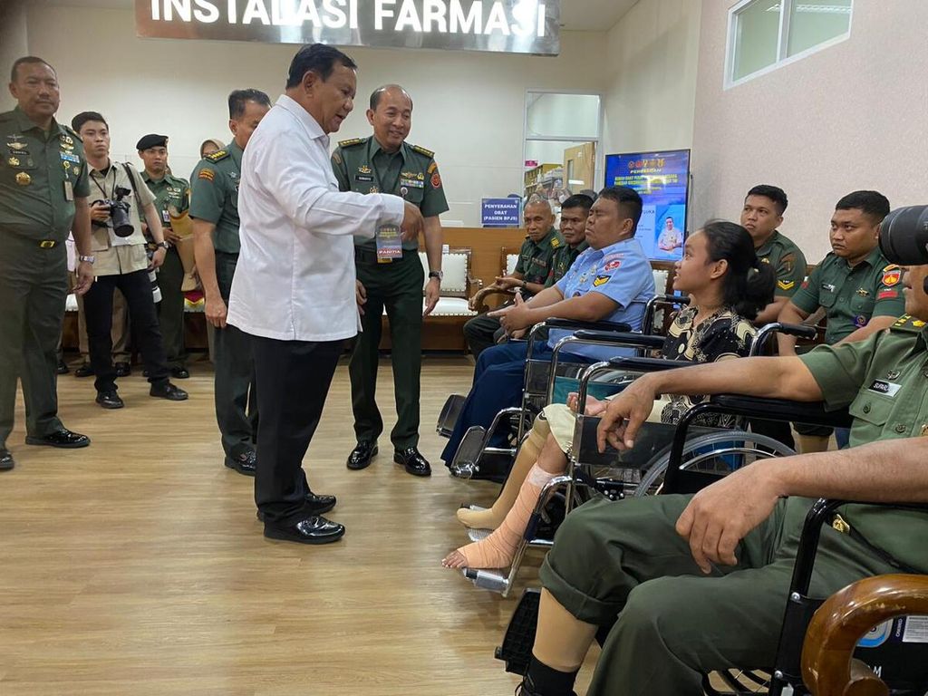 Seusai peresmian RS Pusat Pertahanan Negara Panglima Besar Soedirman, Senin (19/2/2024), Menteri Pertahanan Prabowo Subianto bertemu dengan beberapa pasien RSPPN yang menjalani rehabilitasi. 