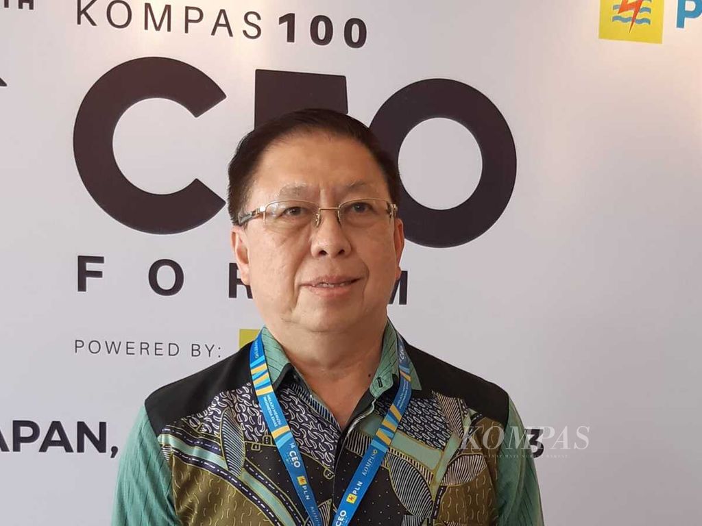 Vice President Director PT Erajaya Swasembada Tbk Hasan Aula berpose di sela-sela kegiatan Kompas100 CEO Forum Powered by PLN, Rabu (1/11/2023), di Balikpapan, Kalimantan Timur.