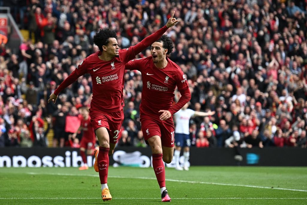 Pemain Liverpool, Luis Diaz (kiri), bersama Curtis Jones merayakan golnya ke gawang Tottenham Hotspur pada laga Liga Inggris di Stadion Anfield, Liverpool (30/4/2023). Liverpool memenangi laga dengan skor 4-3.