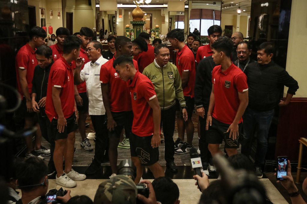 Pemain timnas Indonesia U-20 membubarkan diri seusai berfoto bersama Wakil Ketua Umum PSSI Zainudin Amali di Hotel Sultan, Jakarta (30/3/2023). Dalam pertemuan tersebut, Wakil Ketua Umum PSSI Zainudin Amali meminta maaf kepada seluruh pemain atas pencabutan status Indonesia sebagai tuan rumah Piala Dunia U-20.