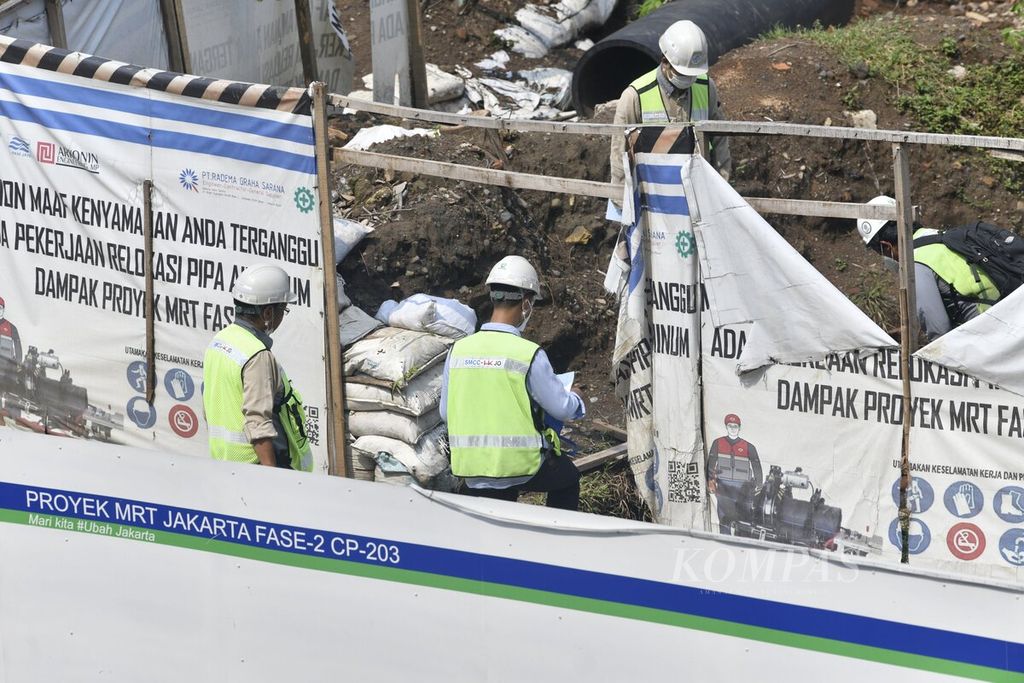 The contractor was at the location of the Jakarta MRT phase 2A project contract package (CP) 203 in the Glodok area, West Jakarta, on Thursday (21/10/2021).