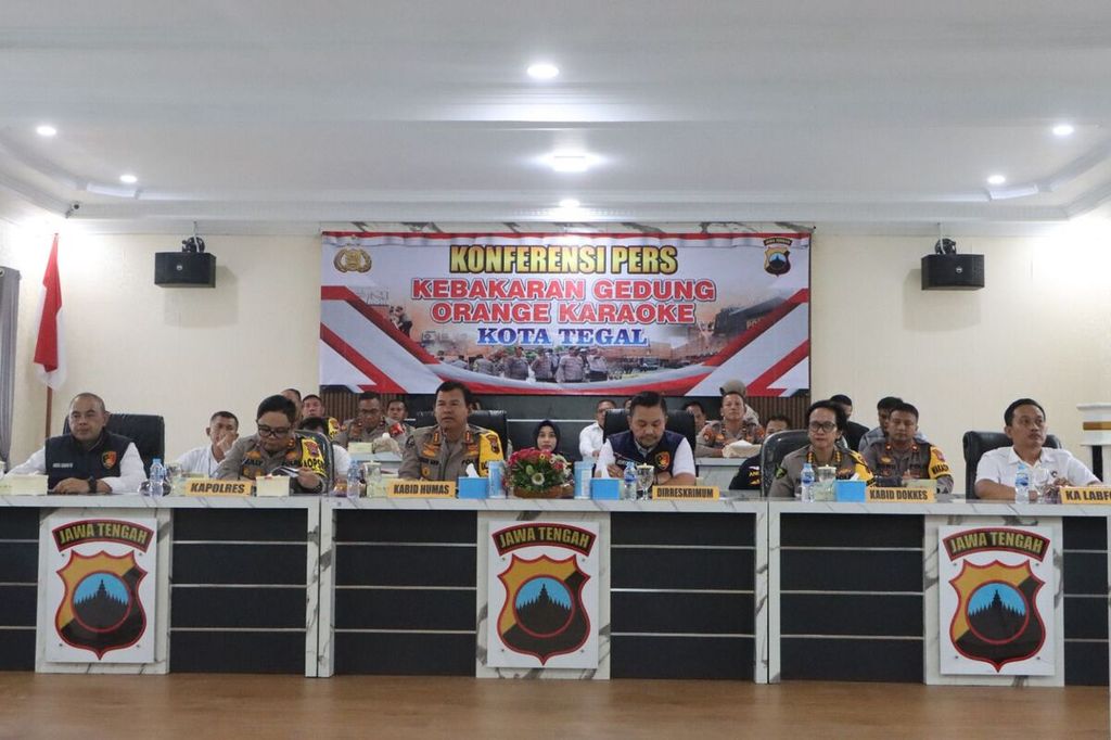 Polisi menggelar konferensi pers terkait perkembangan penyelidikan terhadap kasus kebakaran di tempat karaoke di Polres Tegal Kota, Jawa Tengah, Rabu (17/1/2024).